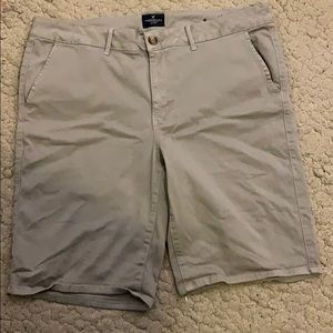 Size 18 light grey AE shorts